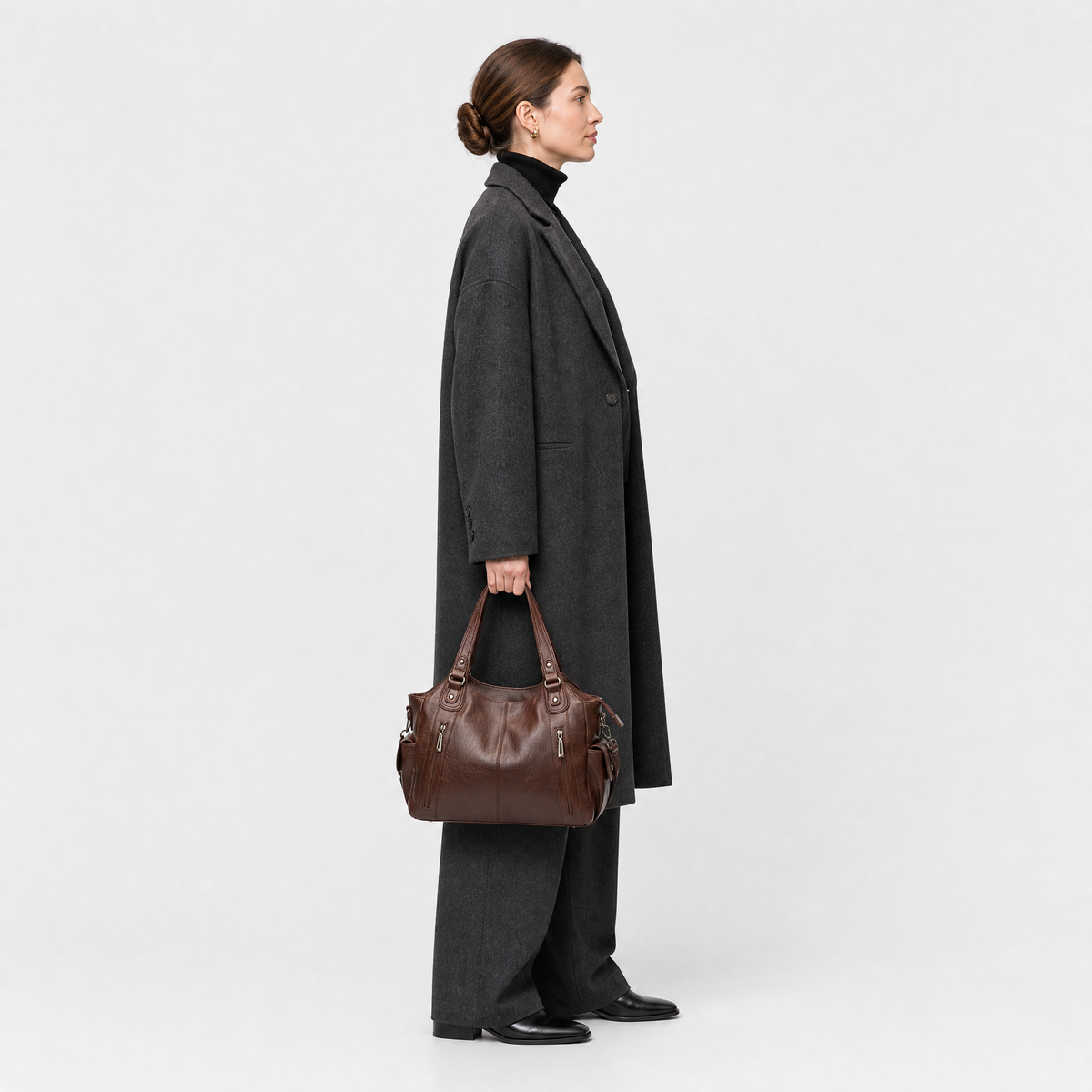 Sac de Voyage pour Femme en Cuir, coloris Café, porté par un mannequin