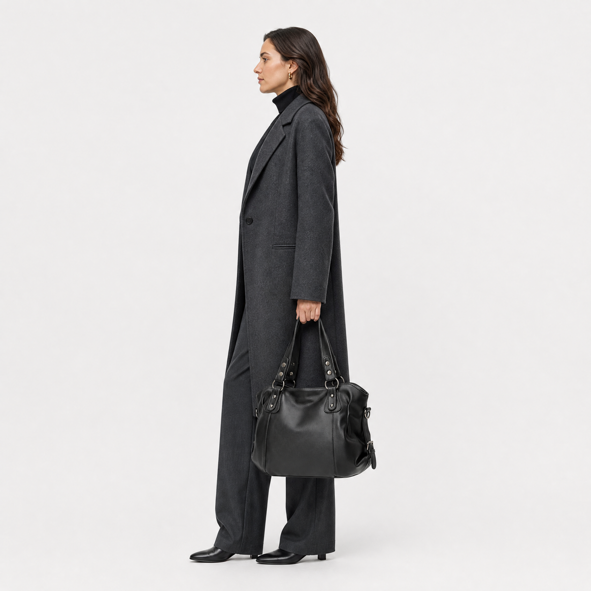 Sac de Voyage pour Femme en Cuir, coloris Noir, porté par un mannequin