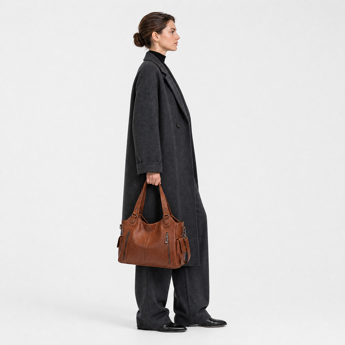 Sac de Voyage pour Femme en Cuir, coloris Marron, porté par un mannequin