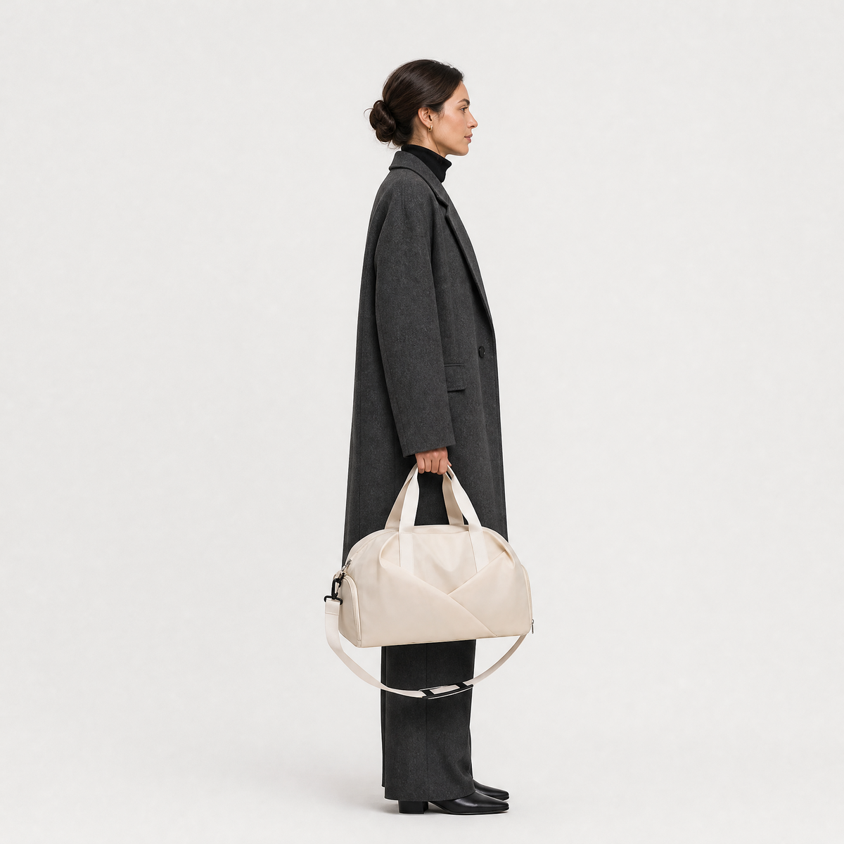 Sac de Voyage Week End Femme, coloris Blanc Cassé, porté par un mannequin